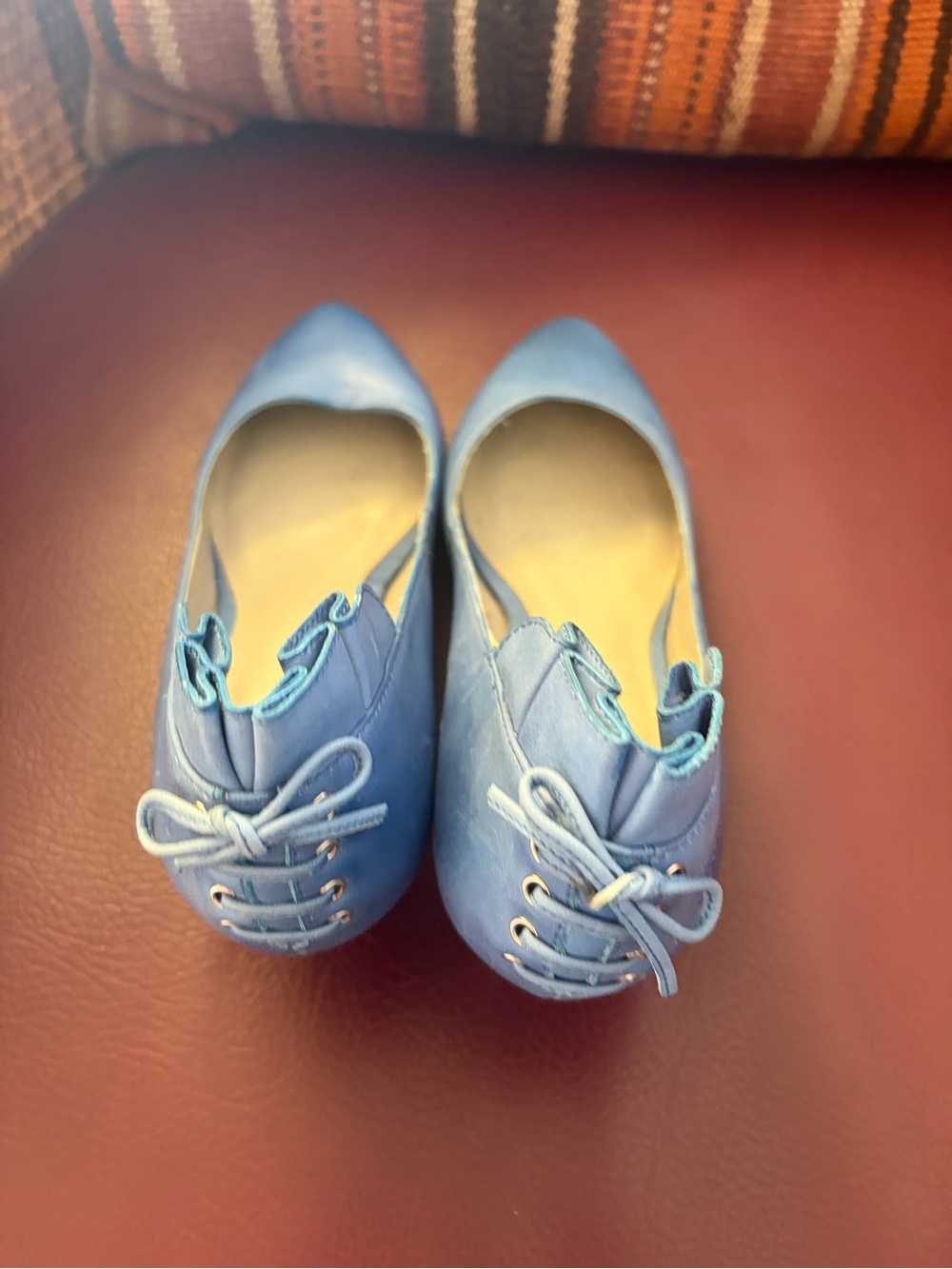 Bronx Light Blue Pointed-Toe Pumps with Scalloped Heel Trim - Picture 4 of 6